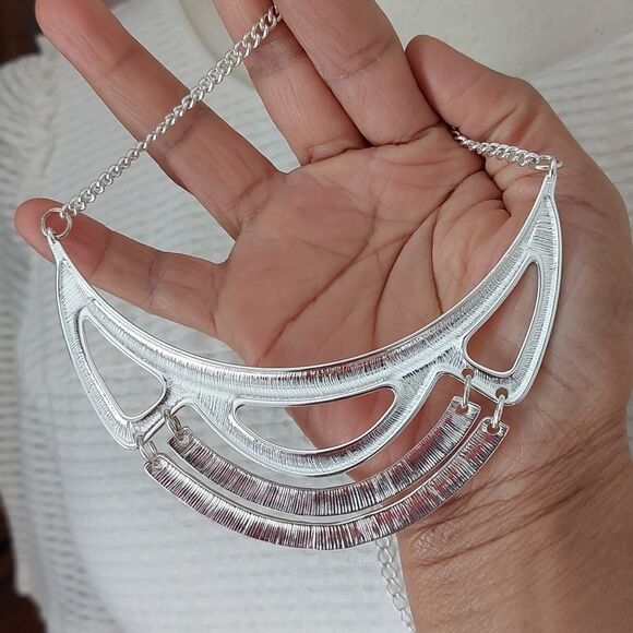 Multi Texture Hammered Smooth Silver Tone Bib Statement Necklace - Picture 5 of 7